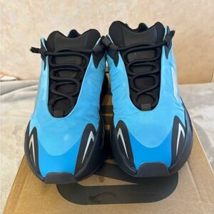 adidas Yeezy Boost 700 V2 Box